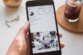 Téléphone avec une page Instagram affichée
