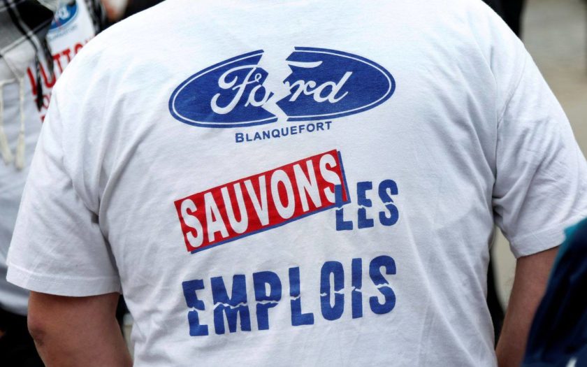 Un employé de Ford Blanquefort manifestant dans un tee-shirt avec l'inscription "Sauvons les emplois"