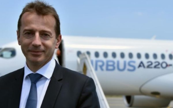 Portrait de Guillaume Faury devant un Airbus stationné