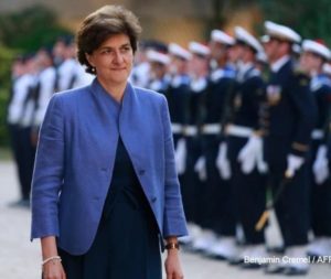 Sylvie Goulard passant en revue des troupes en 2017, alors ministre des armées