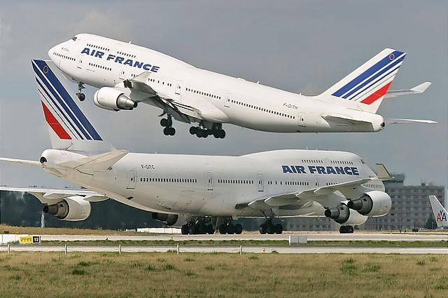 Des avions d'Air France sur la piste d'atterissage.