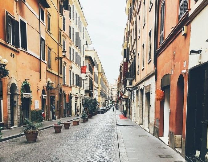Une rue vide à Rome, en Italie.