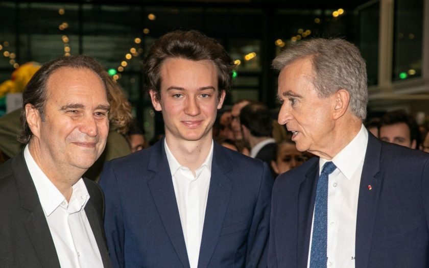 Frédéric Arnault (centre), en compagnie de son père Bernard Arnault (droite) et du milliardaire français Xavier Niel (gauche), lors d'un évènement tech en 2018.