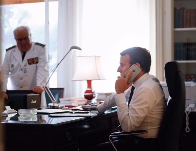 Emmanuel Macron dans son bureau à l'Elysée (Photo de l'Elysée).