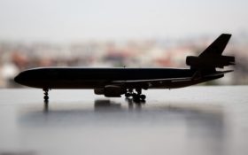 Silhouette d'un avion en miniature.