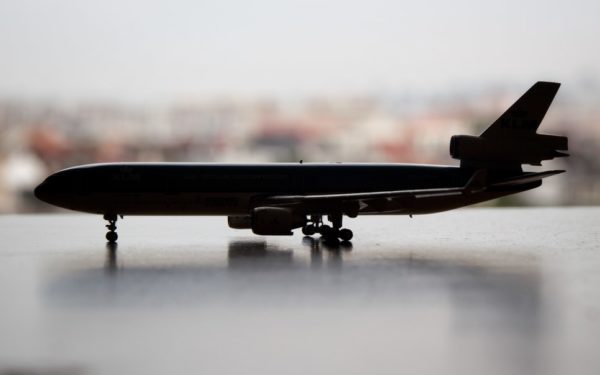 Silhouette d'un avion en miniature.